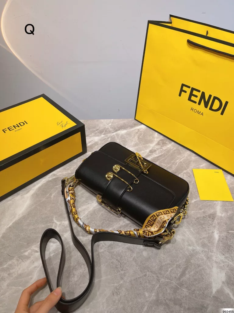 Fendi Fendi & Versace 2022 co-branded baguette bag<br>Milan Fashion Week street photography, the trendsetters carry the most bags is probably Fendi Fendi underarm bag classic fabric, a kind of lazy street style. Qi Wei, Rosie and other stars will also carry daily street. Size: 26cm