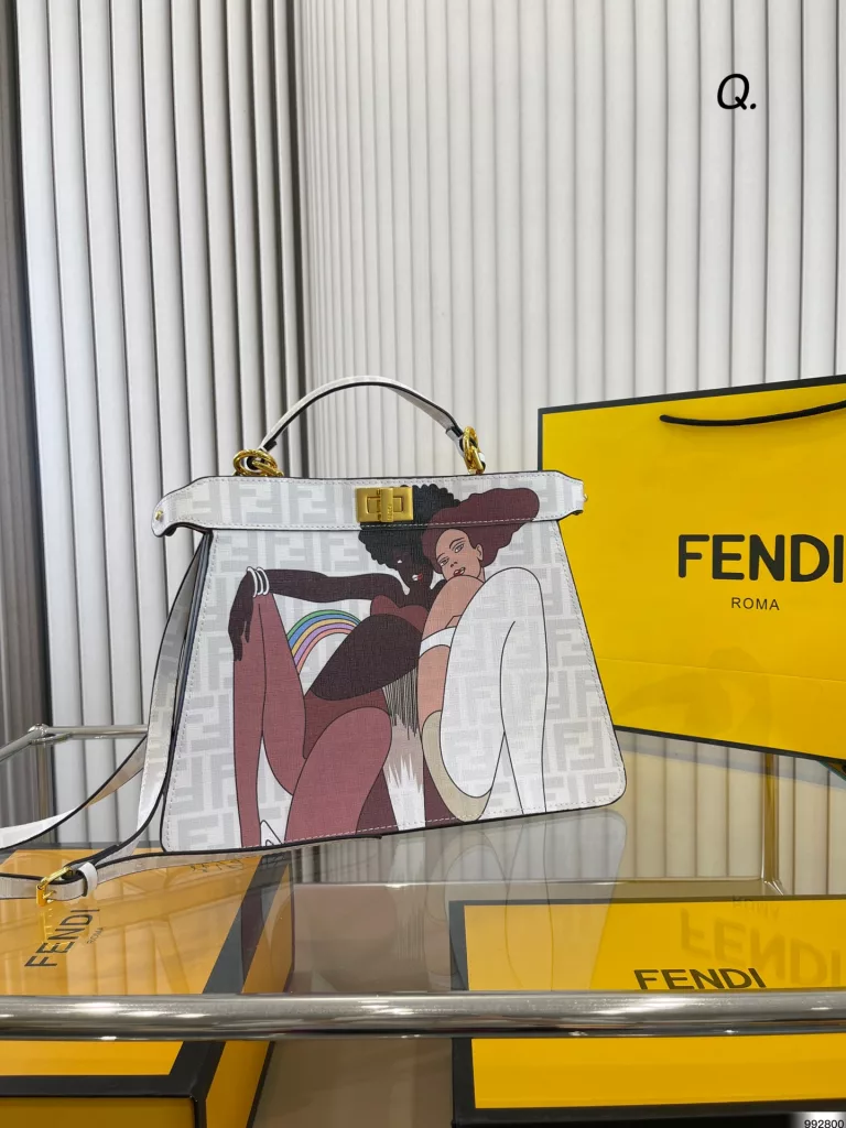 Fendi fendi doodle toot!<br>22 new hand-painted series!<br>No fairy will resist its beauty, right!<br>Size 33 25