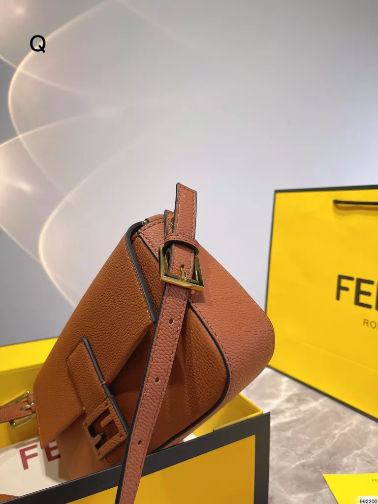 Fendi baguette bag<br>🉑️ underarm 🉑️ crossbody super unbeatable huge match ~<br>Size 27 15