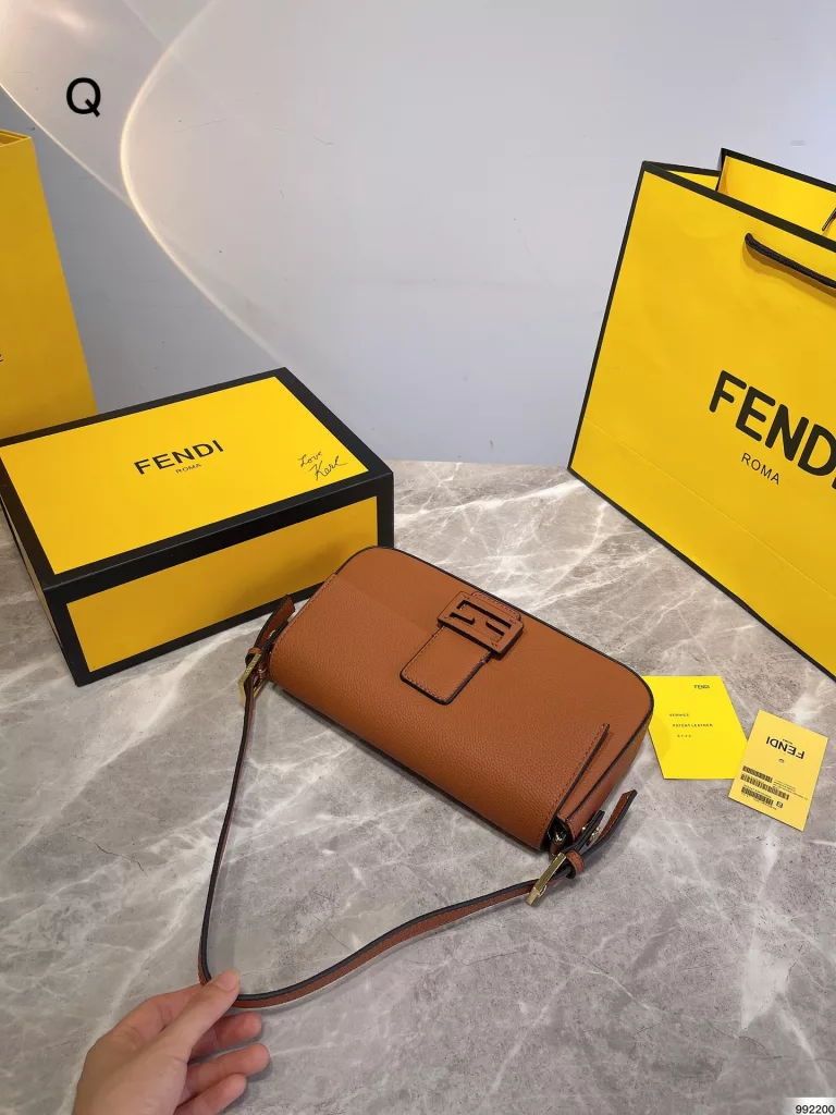 Fendi baguette bag<br>🉑️ underarm 🉑️ crossbody super unbeatable huge match ~<br>Size 27 15