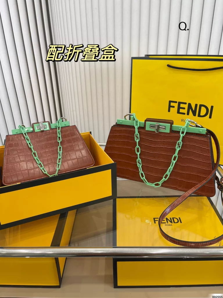 fendi Fendi locking organ bag<br>Daily commute is the perfect match<br>Cool and valiant luxury<br>Can be salt and sweet set of beauty rushed it<br>Size: 33 16/25 14