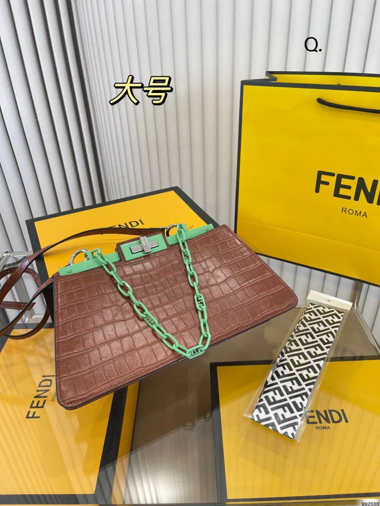 fendi Fendi locking organ bag<br>Daily commute is the perfect match<br>Cool and valiant luxury<br>Can be salt and sweet set of beauty rushed it<br>Size: 33 16/25 14