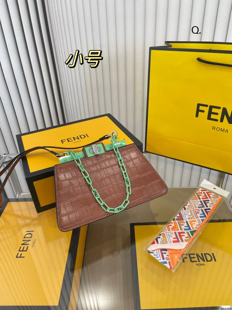 fendi Fendi locking organ bag<br>Daily commute is the perfect match<br>Cool and valiant luxury<br>Can be salt and sweet set of beauty rushed it<br>Size: 33 16/25 14