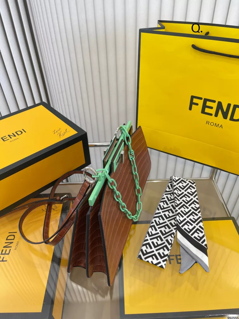 fendi Fendi locking organ bag<br>Daily commute is the perfect match<br>Cool and valiant luxury<br>Can be salt and sweet set of beauty rushed it<br>Size: 33 16/25 14