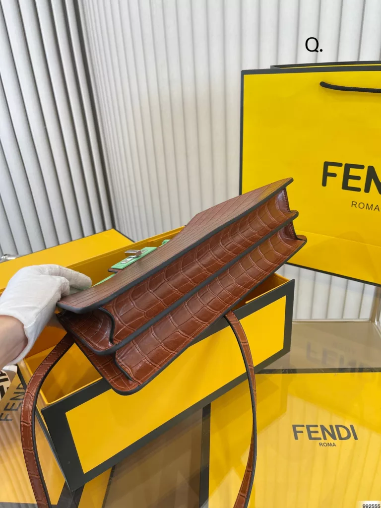 fendi Fendi locking organ bag<br>Daily commute is the perfect match<br>Cool and valiant luxury<br>Can be salt and sweet set of beauty rushed it<br>Size: 33 16/25 14