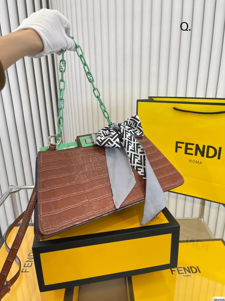 fendi Fendi locking organ bag<br>Daily commute is the perfect match<br>Cool and valiant luxury<br>Can be salt and sweet set of beauty rushed it<br>Size: 33 16/25 14