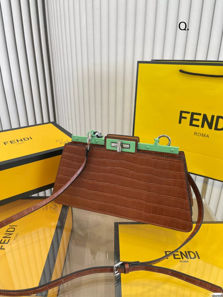 fendi Fendi locking organ bag<br>Daily commute is the perfect match<br>Cool and valiant luxury<br>Can be salt and sweet set of beauty rushed it<br>Size: 33 16/25 14