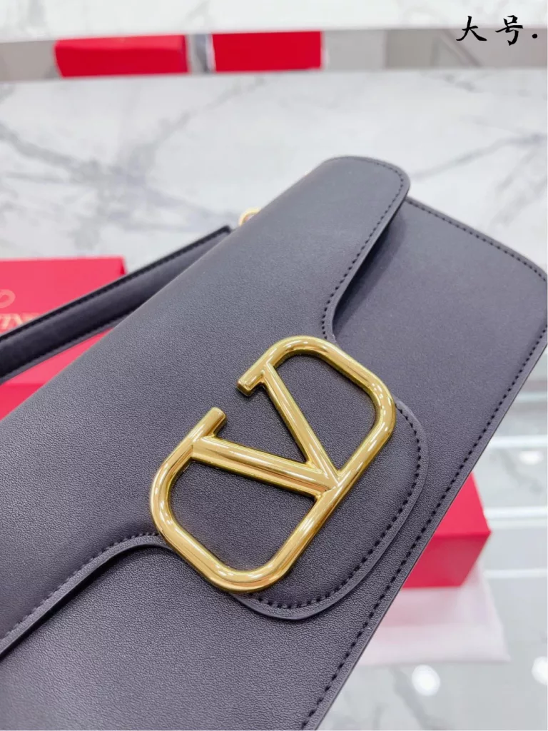 VALENTINO Women's Locò Calfskin Handbag Handbag Crossbody<br>The new Rockstud Alcove accessories collection<br>Iconic vlogo Signature Avant-garde shape creates a unique and seductive appeal.<br>Folded gift box Size 28 14cm