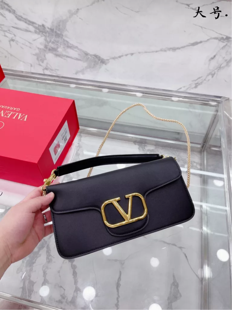 VALENTINO Women's Locò Calfskin Handbag Handbag Crossbody<br>The new Rockstud Alcove accessories collection<br>Iconic vlogo Signature Avant-garde shape creates a unique and seductive appeal.<br>Folded gift box Size 28 14cm