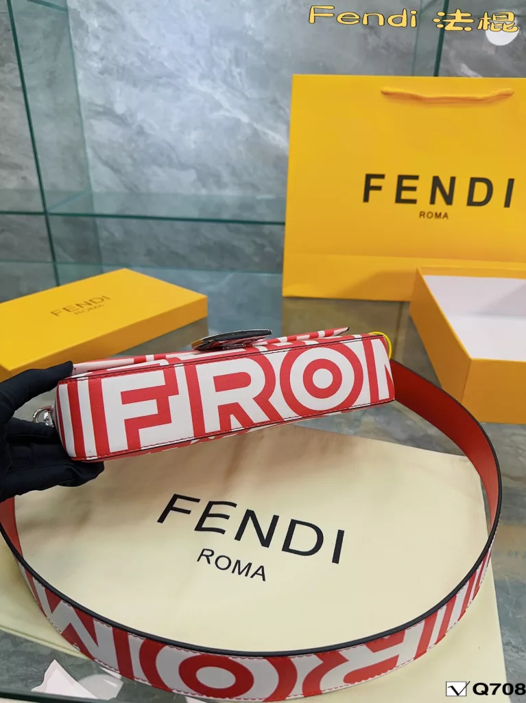 Fendi Vintage baguette bag<br>2023 Milan Fashion Week street photography, the trendsetters carry the most bags is probably Fendi Fendi this underarm bag classic fabric has a lazy street style. Qi Wei, Rosie and other stars will also carry daily street. Size: 26 19cm (gift box 🎁 packaging)