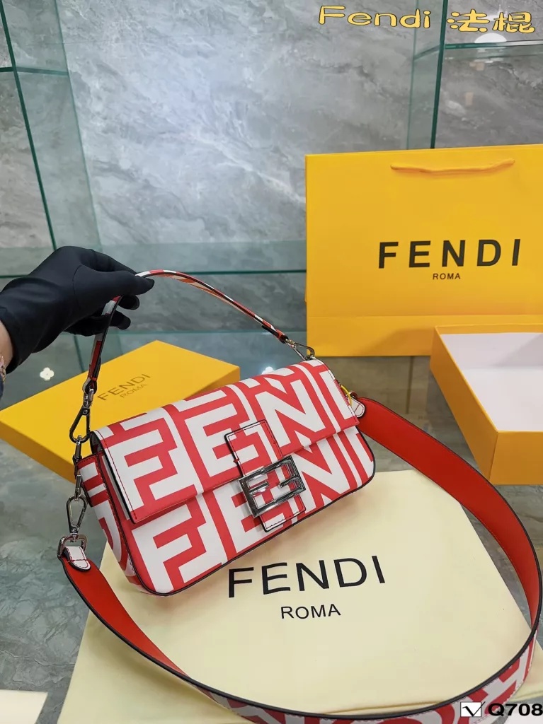 Fendi Vintage baguette bag<br>2023 Milan Fashion Week street photography, the trendsetters carry the most bags is probably Fendi Fendi this underarm bag classic fabric has a lazy street style. Qi Wei, Rosie and other stars will also carry daily street. Size: 26 19cm (gift box 🎁 packaging)