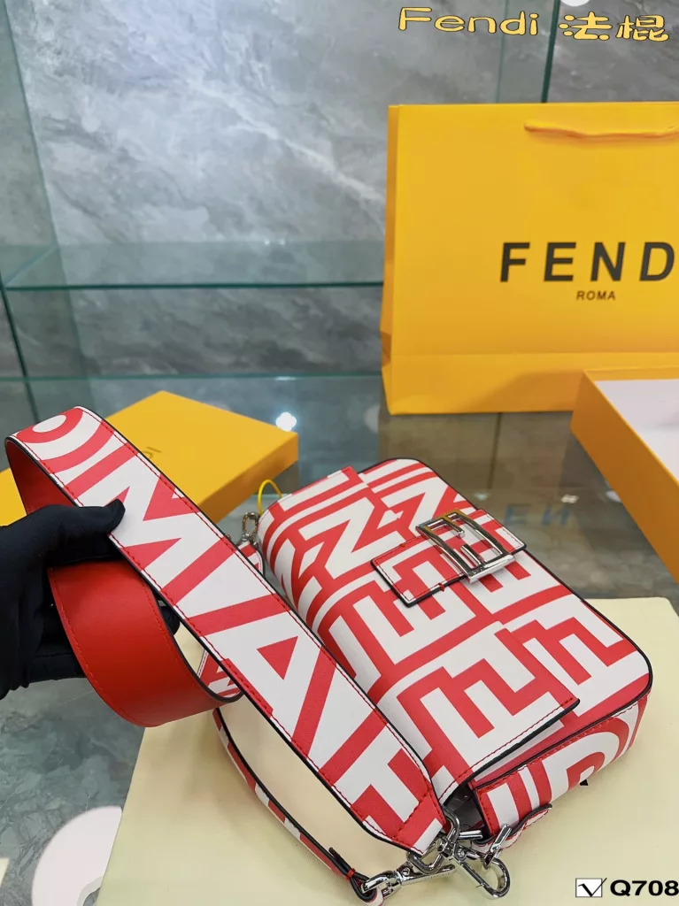 Fendi Vintage baguette bag<br>2023 Milan Fashion Week street photography, the trendsetters carry the most bags is probably Fendi Fendi this underarm bag classic fabric has a lazy street style. Qi Wei, Rosie and other stars will also carry daily street. Size: 26 19cm (gift box 🎁 packaging)