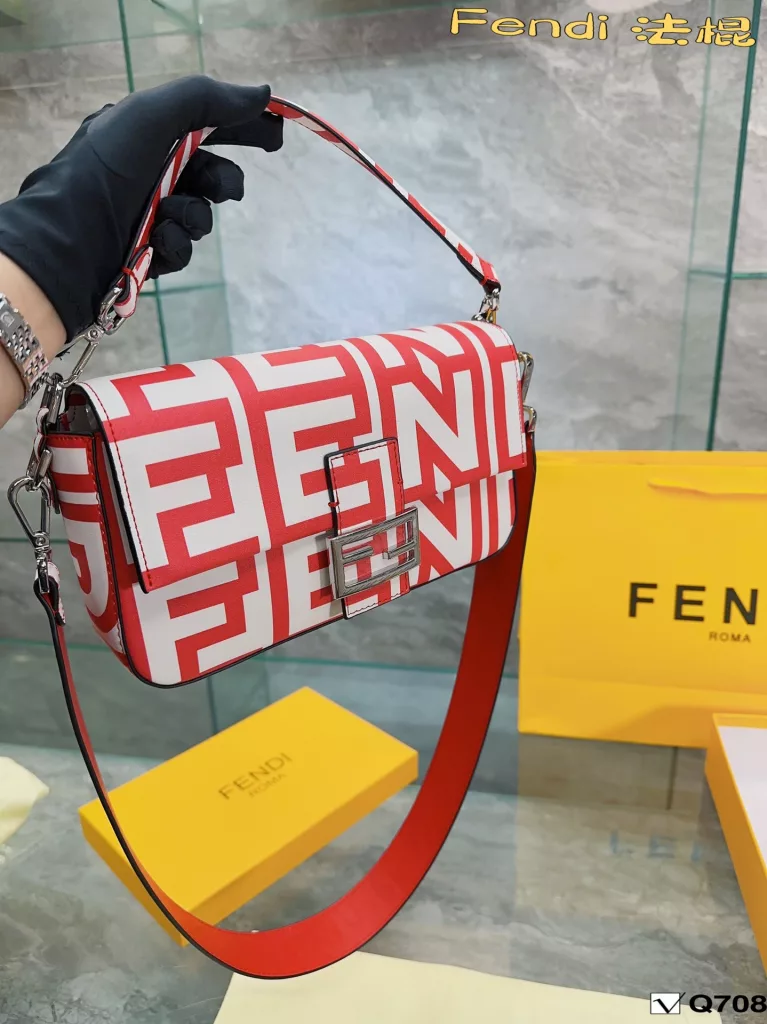 Fendi Vintage baguette bag<br>2023 Milan Fashion Week street photography, the trendsetters carry the most bags is probably Fendi Fendi this underarm bag classic fabric has a lazy street style. Qi Wei, Rosie and other stars will also carry daily street. Size: 26 19cm (gift box 🎁 packaging)