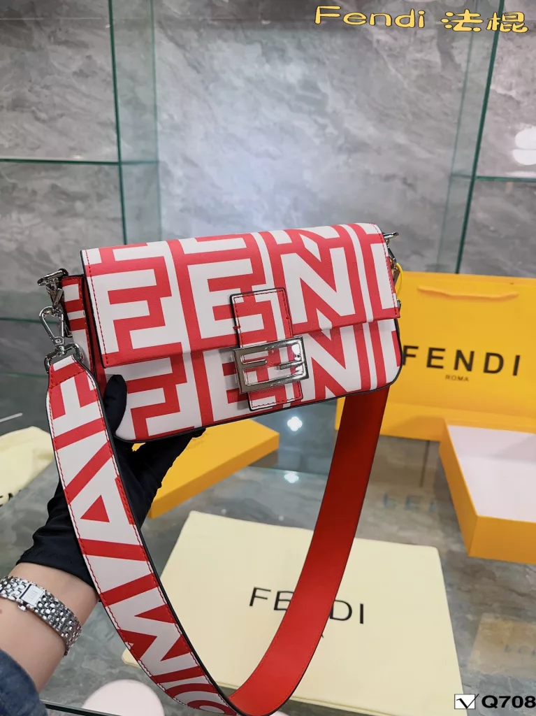 Fendi Vintage baguette bag<br>2023 Milan Fashion Week street photography, the trendsetters carry the most bags is probably Fendi Fendi this underarm bag classic fabric has a lazy street style. Qi Wei, Rosie and other stars will also carry daily street. Size: 26 19cm (gift box 🎁 packaging)