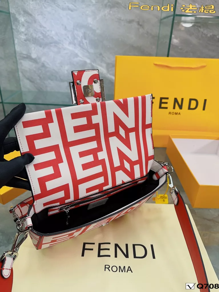 Fendi Vintage baguette bag<br>2023 Milan Fashion Week street photography, the trendsetters carry the most bags is probably Fendi Fendi this underarm bag classic fabric has a lazy street style. Qi Wei, Rosie and other stars will also carry daily street. Size: 26 19cm (gift box 🎁 packaging)