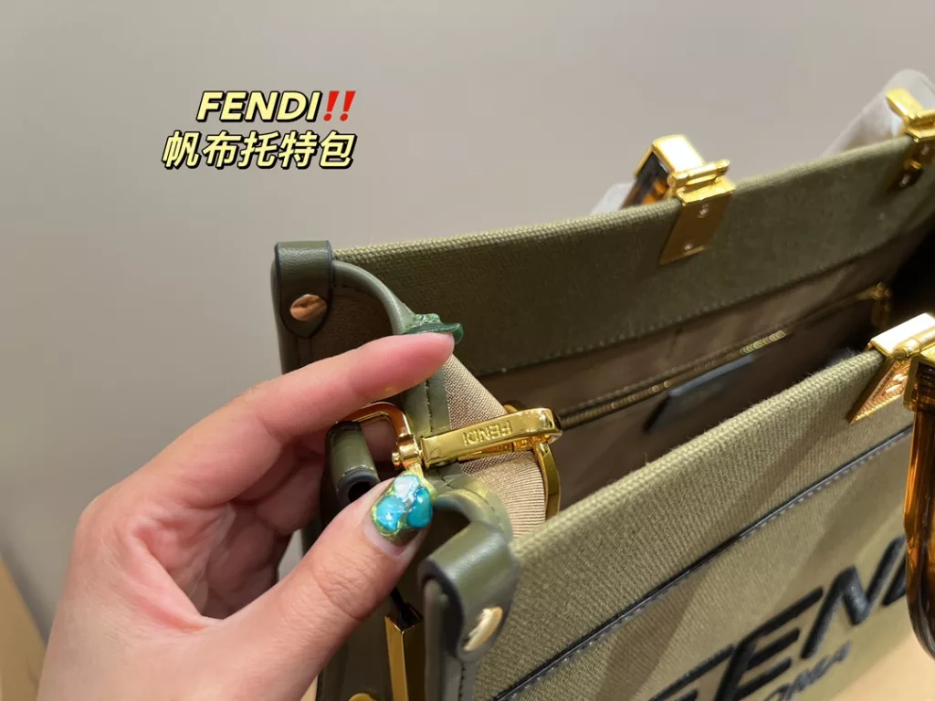 Size 35.31<br>Fendi canvas tote bag<br>Face value really absolute son<br>Low-profile and atmospheric fashionable and versatile<br>Simple high class feeling