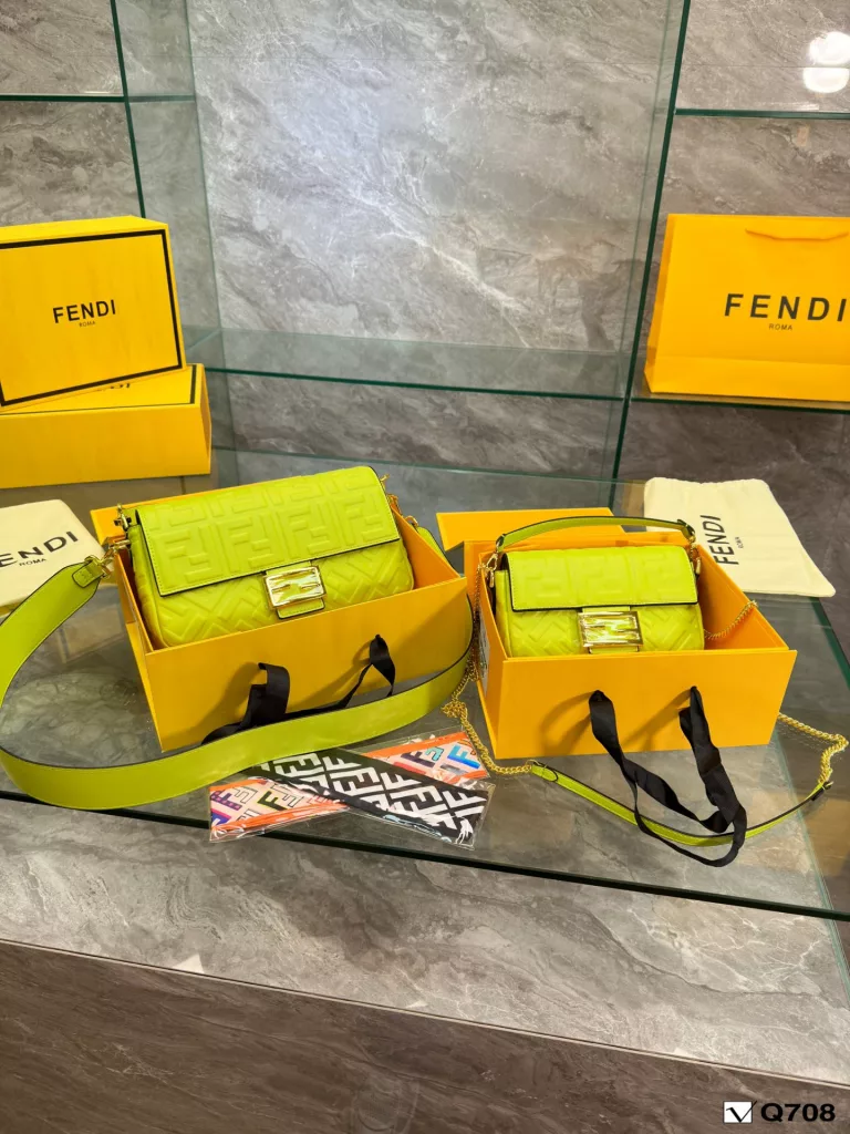 Fendi Fendi Baguette<br>（Baguette)<br>Solid color! Embossed Cowhide version<br>Shoulder, slanting is not a problem.<br>There is a lazy street style.<br>Size: 25<em>15cm 18</em>10cm<br>(Folding gift box 🎁)