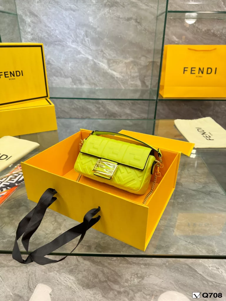 Fendi Fendi Baguette<br>（Baguette)<br>Solid color! Embossed Cowhide version<br>Shoulder, slanting is not a problem.<br>There is a lazy street style.<br>Size: 25<em>15cm 18</em>10cm<br>(Folding gift box 🎁)