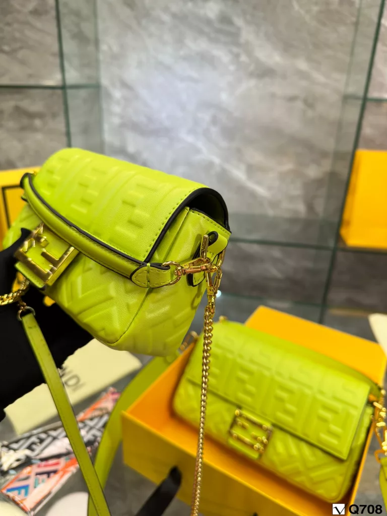 Fendi Fendi Baguette<br>（Baguette)<br>Solid color! Embossed Cowhide version<br>Shoulder, slanting is not a problem.<br>There is a lazy street style.<br>Size: 25<em>15cm 18</em>10cm<br>(Folding gift box 🎁)