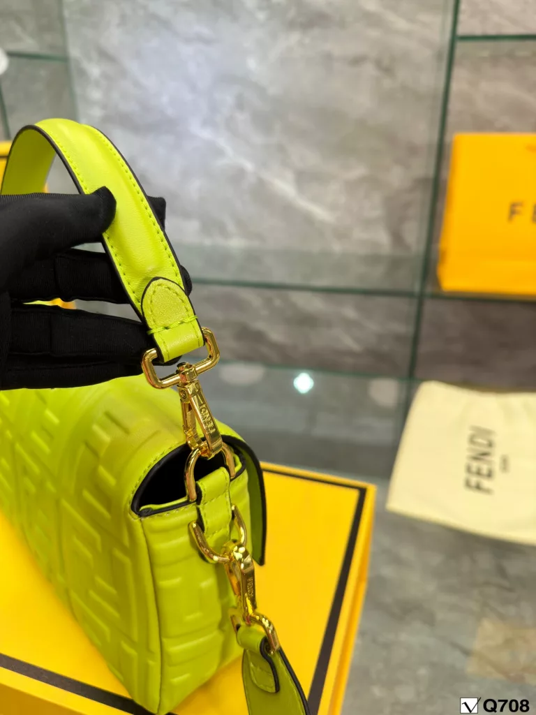 Fendi Fendi Baguette<br>（Baguette)<br>Solid color! Embossed Cowhide version<br>Shoulder, slanting is not a problem.<br>There is a lazy street style.<br>Size: 25<em>15cm 18</em>10cm<br>(Folding gift box 🎁)