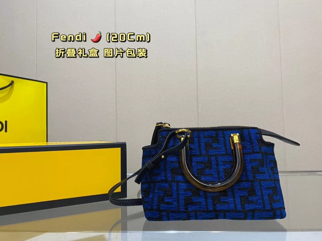 Fendi / Fendi Tot bag way<br>The latest counter models have a good sense of quality<br>WAY handbag shopping bag is destined to be an explosive model<br>Simple fashion very versatile Oh ……20Cm