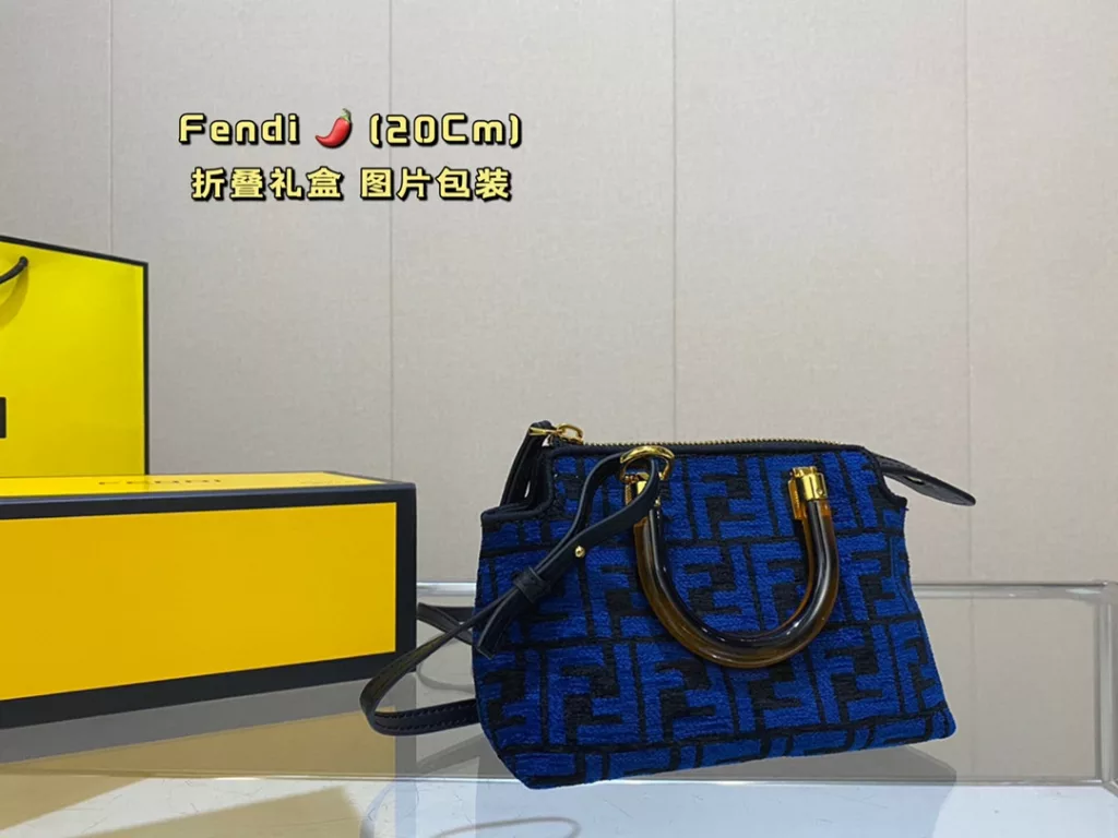 Fendi / Fendi Tot bag way<br>The latest counter models have a good sense of quality<br>WAY handbag shopping bag is destined to be an explosive model<br>Simple fashion very versatile Oh ……20Cm