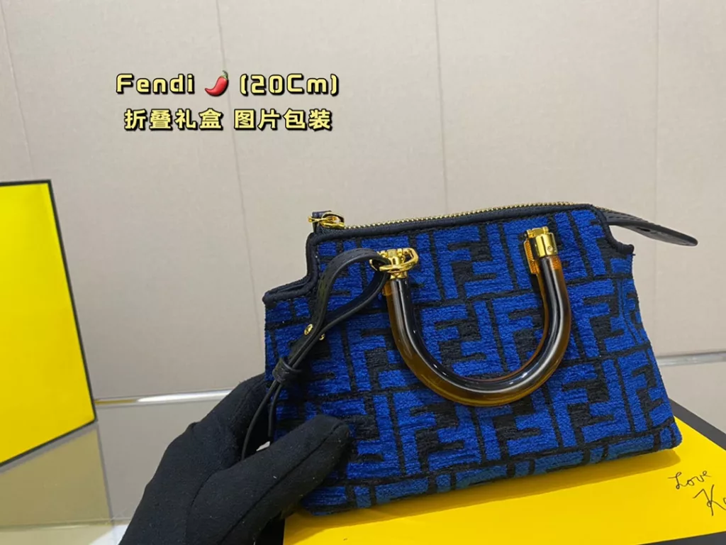 Fendi / Fendi Tot bag way<br>The latest counter models have a good sense of quality<br>WAY handbag shopping bag is destined to be an explosive model<br>Simple fashion very versatile Oh ……20Cm