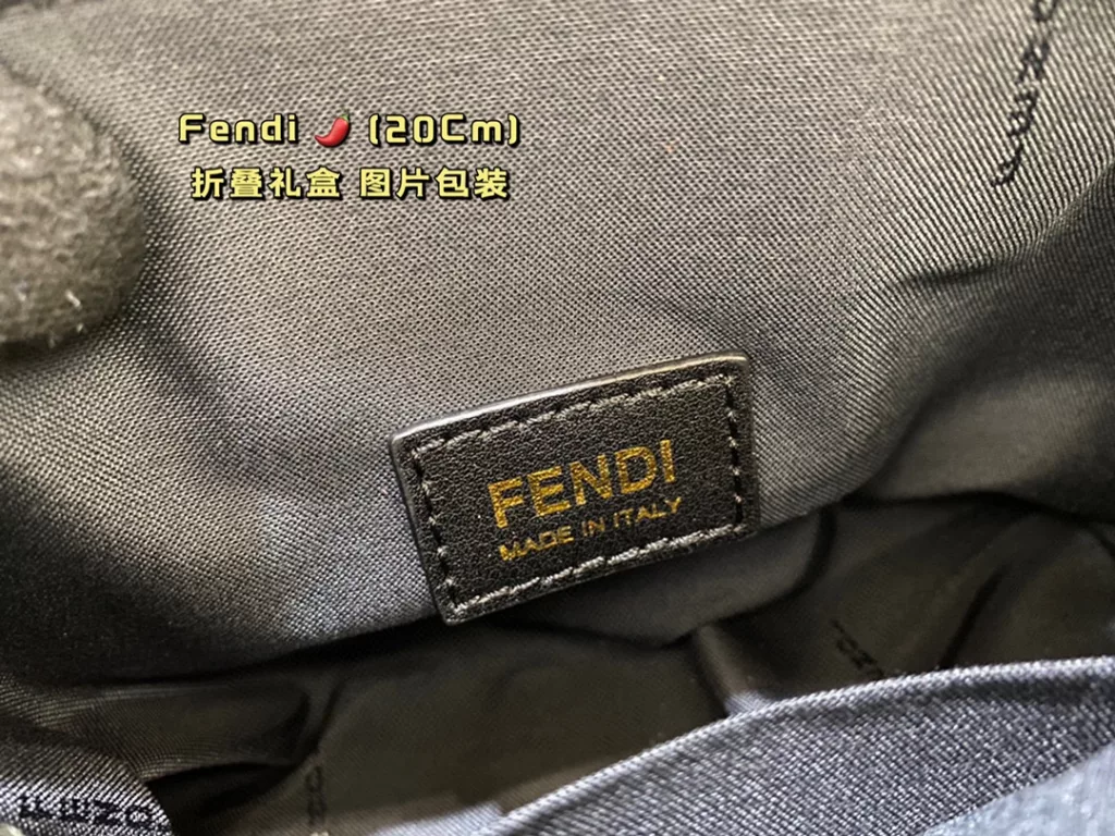 Fendi / Fendi Tot bag way<br>The latest counter models have a good sense of quality<br>WAY handbag shopping bag is destined to be an explosive model<br>Simple fashion very versatile Oh ……20Cm