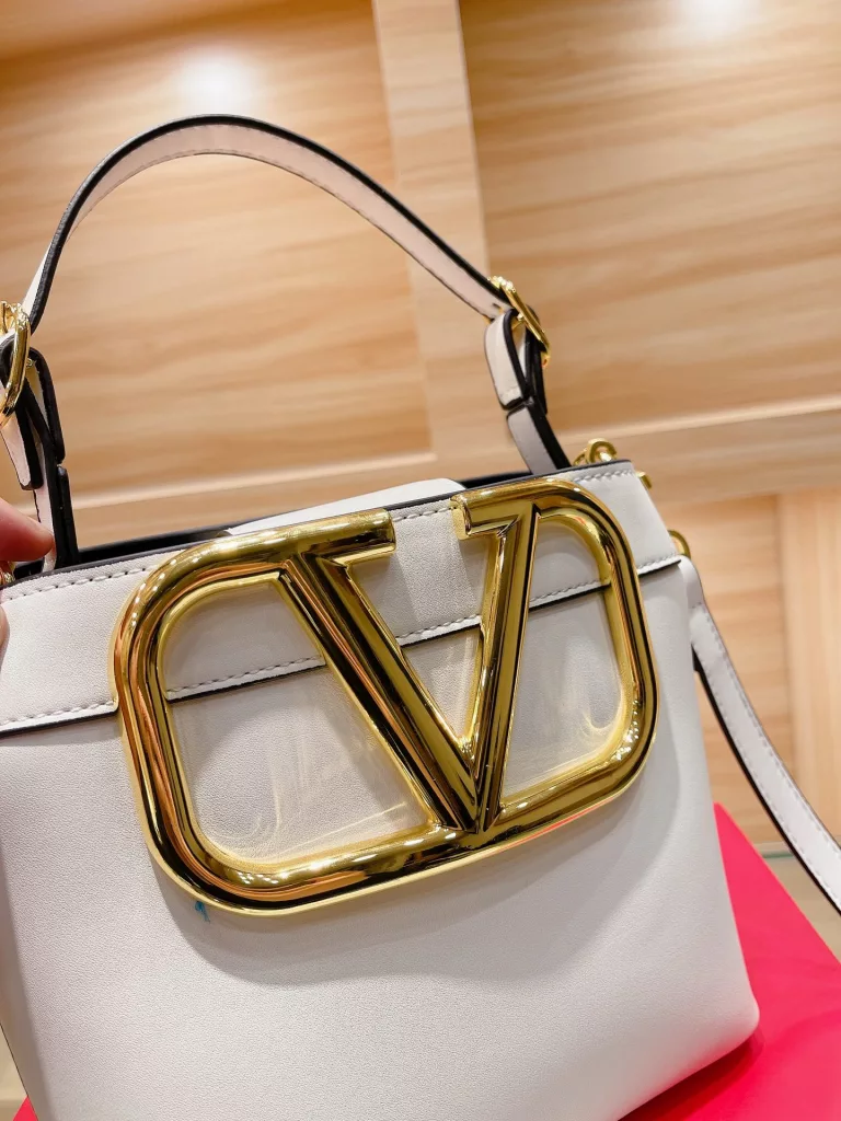 Valentino big V bag<br>No matter spring, summer, fall or winter al!back is the most secure look for me with<br>Only Valentino big V gold|ogo to all black enhance the sense of quality<br>Folded gift box packaging 🎁 Size 20 20cm