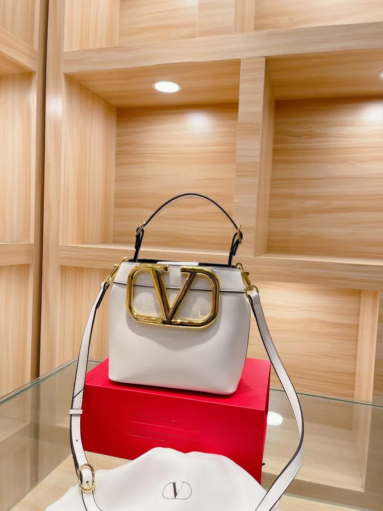 Valentino big V bag<br>No matter spring, summer, fall or winter al!back is the most secure look for me with<br>Only Valentino big V gold|ogo to all black enhance the sense of quality<br>Folded gift box packaging 🎁 Size 20 20cm