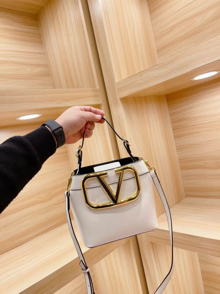 Valentino big V bag<br>No matter spring, summer, fall or winter al!back is the most secure look for me with<br>Only Valentino big V gold|ogo to all black enhance the sense of quality<br>Folded gift box packaging 🎁 Size 20 20cm