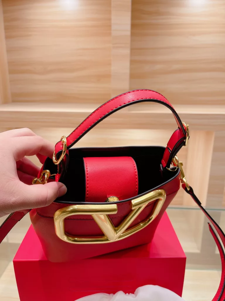 Valentino big V bag<br>No matter spring, summer, fall or winter al!back is the most secure look for me with<br>Only Valentino big V gold|ogo to all black enhance the sense of quality<br>Folded gift box packaging 🎁 Size 20 20cm