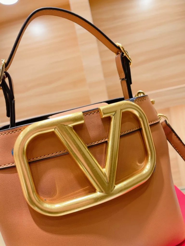 Valentino big V bag<br>No matter spring, summer, fall or winter al!back is the most secure look for me with<br>Only Valentino big V gold|ogo to all black enhance the sense of quality<br>Folded gift box packaging 🎁 Size 20 20cm