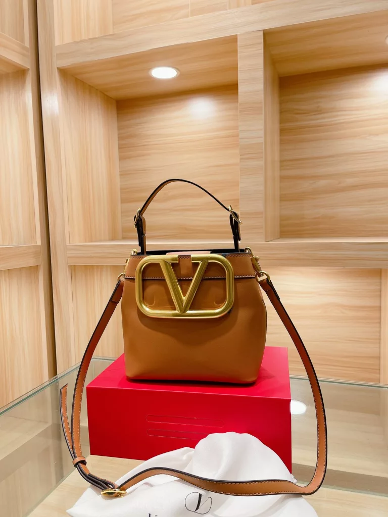 Valentino big V bag<br>No matter spring, summer, fall or winter al!back is the most secure look for me with<br>Only Valentino big V gold|ogo to all black enhance the sense of quality<br>Folded gift box packaging 🎁 Size 20 20cm