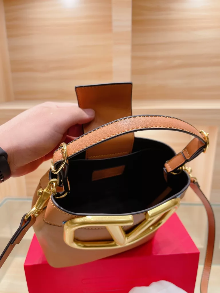 Valentino big V bag<br>No matter spring, summer, fall or winter al!back is the most secure look for me with<br>Only Valentino big V gold|ogo to all black enhance the sense of quality<br>Folded gift box packaging 🎁 Size 20 20cm