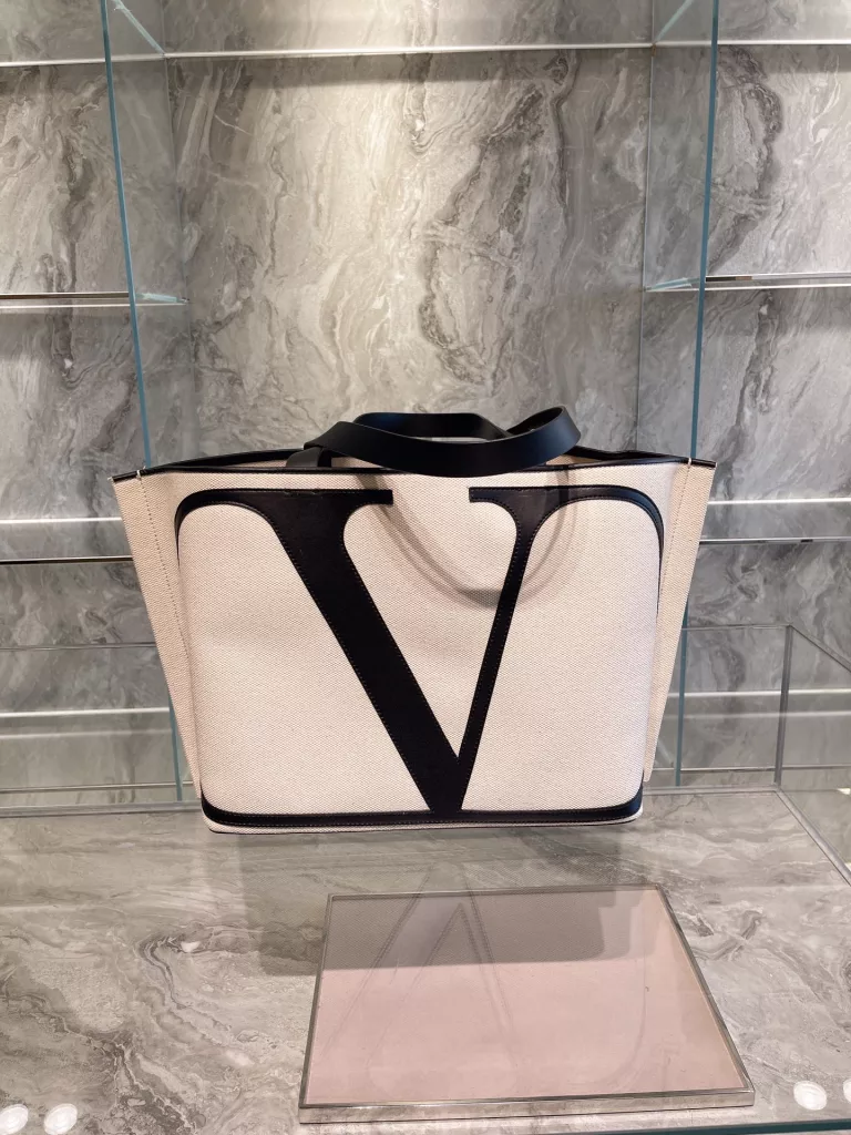 The VLTN shopping bag that many bloggers on ins. are carrying Valentino<br>Very suitable for vacation abroad versatile models<br>Practical<br>The effect of the photo step is very good 35*32