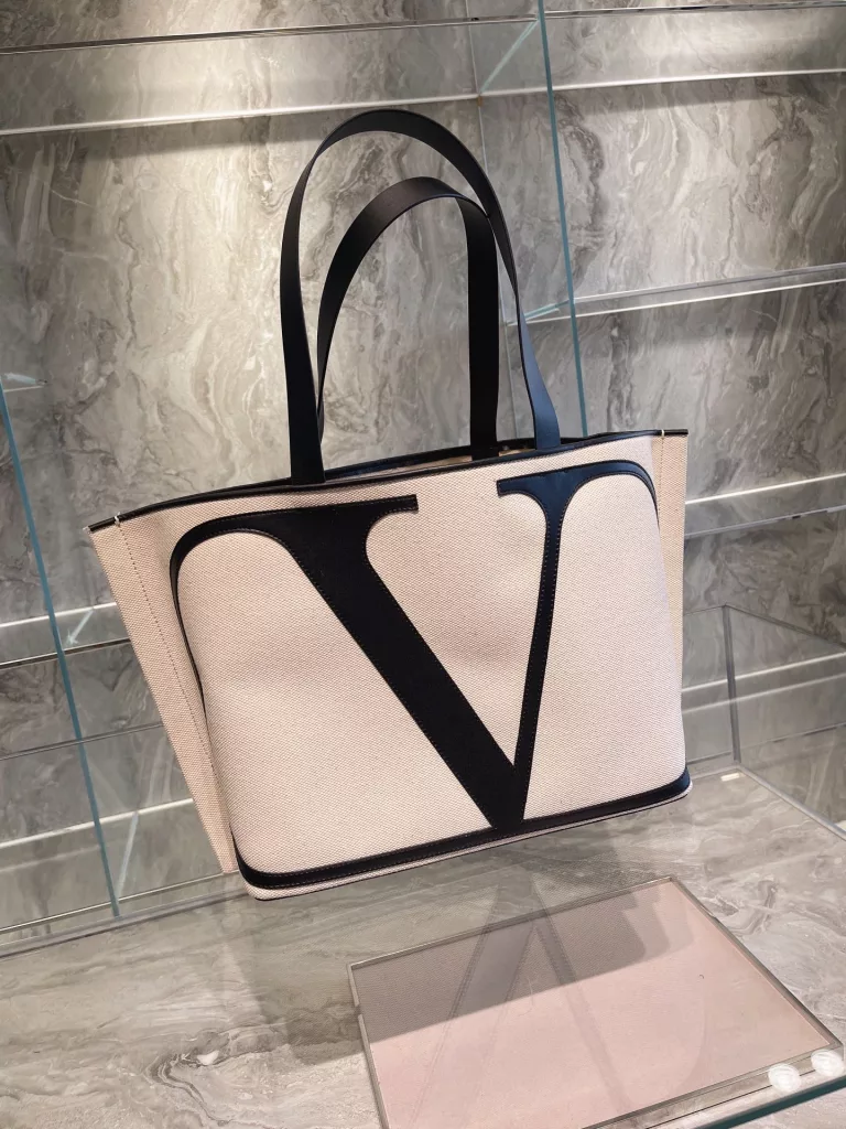 The VLTN shopping bag that many bloggers on ins. are carrying Valentino<br>Very suitable for vacation abroad versatile models<br>Practical<br>The effect of the photo step is very good 35*32