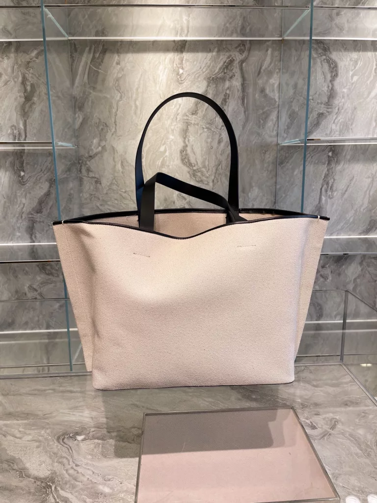 The VLTN shopping bag that many bloggers on ins. are carrying Valentino<br>Very suitable for vacation abroad versatile models<br>Practical<br>The effect of the photo step is very good 35*32