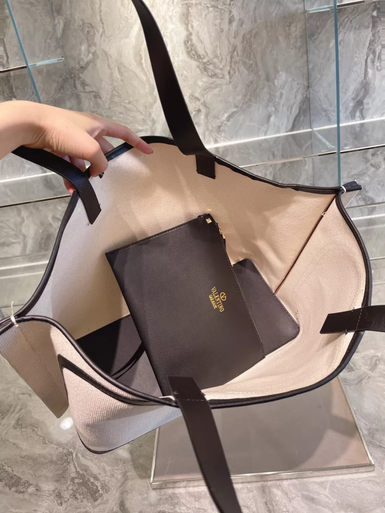 The VLTN shopping bag that many bloggers on ins. are carrying Valentino<br>Very suitable for vacation abroad versatile models<br>Practical<br>The effect of the photo step is very good 35*32