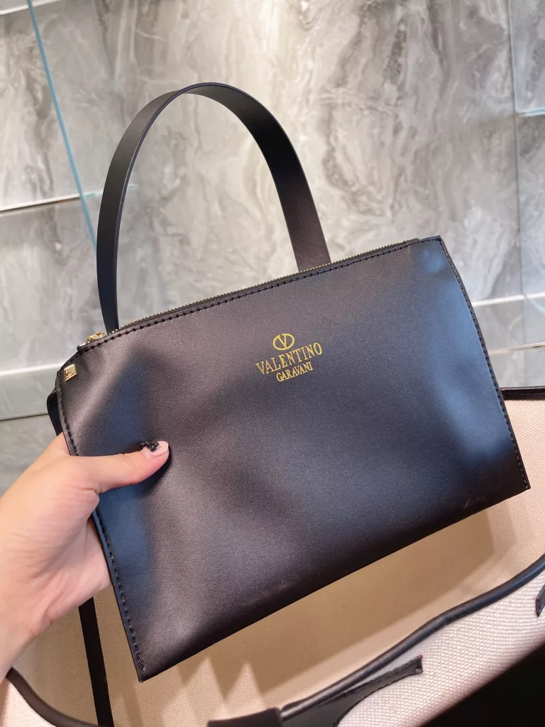 The VLTN shopping bag that many bloggers on ins. are carrying Valentino<br>Very suitable for vacation abroad versatile models<br>Practical<br>The effect of the photo step is very good 35*32