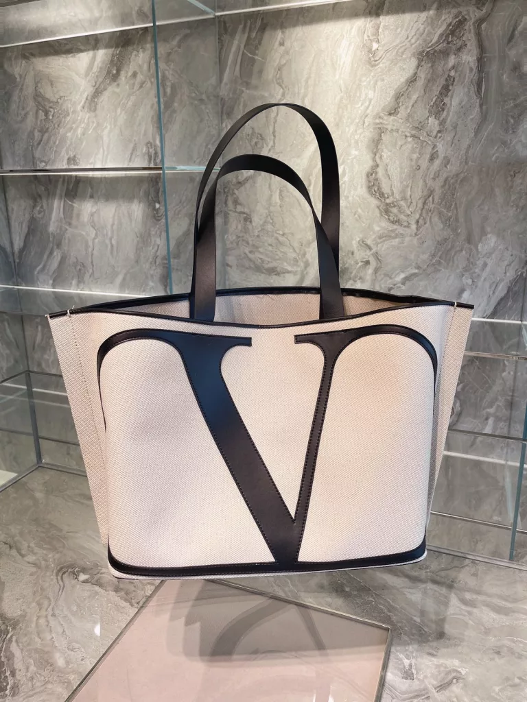 The VLTN shopping bag that many bloggers on ins. are carrying Valentino<br>Very suitable for vacation abroad versatile models<br>Practical<br>The effect of the photo step is very good 35*32