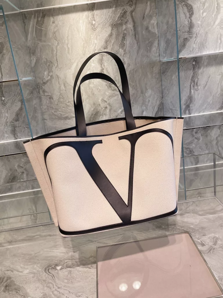 The VLTN shopping bag that many bloggers on ins. are carrying Valentino<br>Very suitable for vacation abroad versatile models<br>Practical<br>The effect of the photo step is very good 35*32