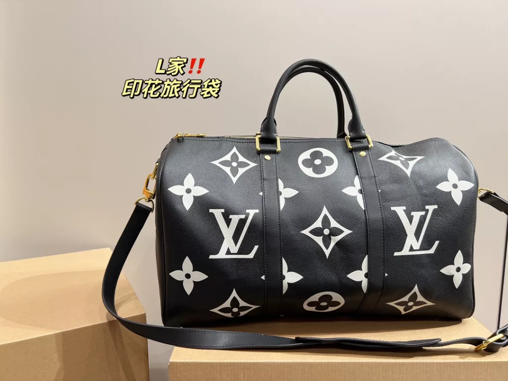 LV print travel bag<br>Texture burst of beauty<br>The upper body is really too much texture!<br>Daily shopping is not too sunny