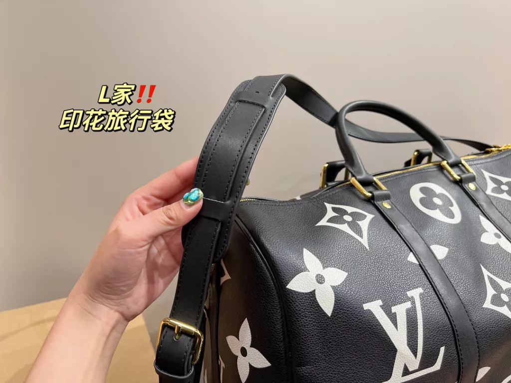 LV print travel bag<br>Texture burst of beauty<br>The upper body is really too much texture!<br>Daily shopping is not too sunny