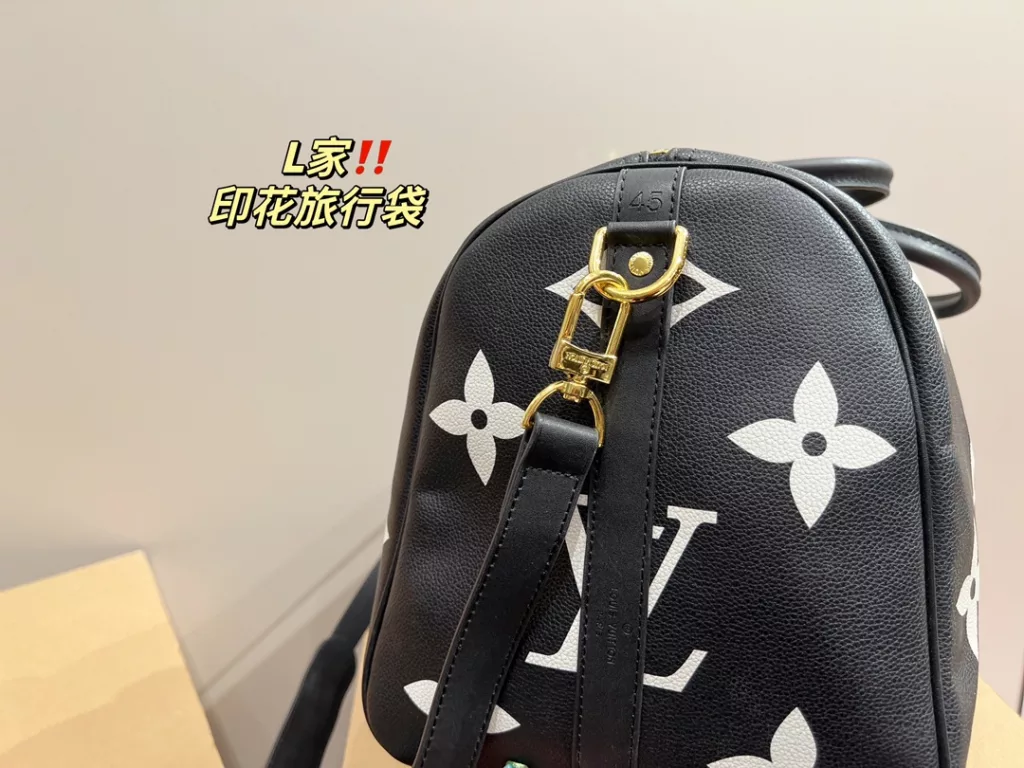 LV print travel bag<br>Texture burst of beauty<br>The upper body is really too much texture!<br>Daily shopping is not too sunny