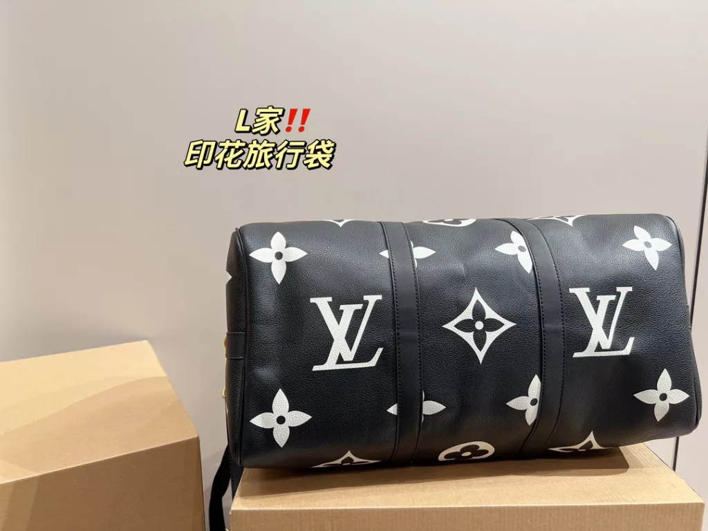 LV print travel bag<br>Texture burst of beauty<br>The upper body is really too much texture!<br>Daily shopping is not too sunny