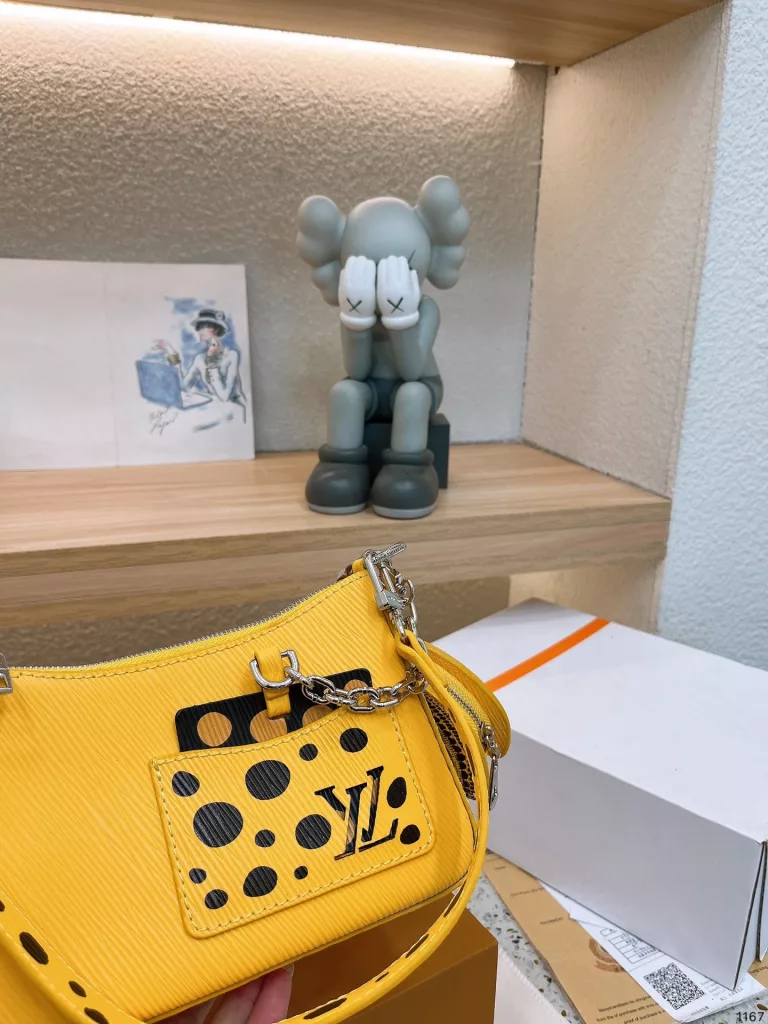 LV crossbody bag<br>(Yayoi Kusama series)<br>Texture bursting beauty<br>The upper body is really too much texture!<br>Daily shopping is not too sunny