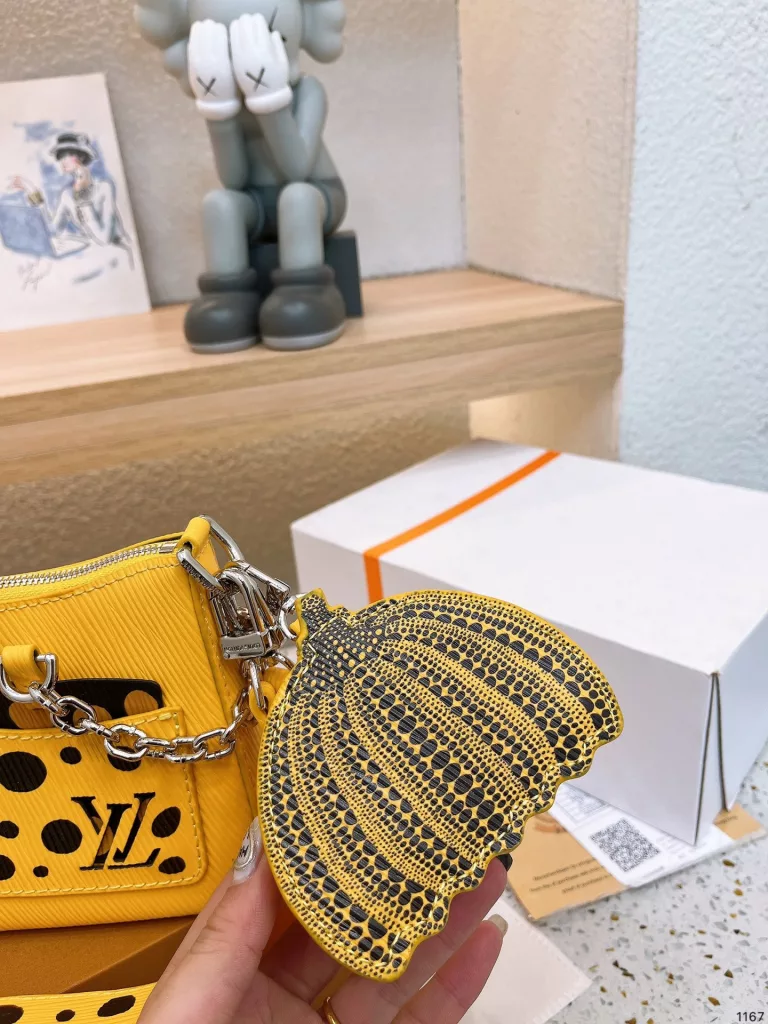 LV crossbody bag<br>(Yayoi Kusama series)<br>Texture bursting beauty<br>The upper body is really too much texture!<br>Daily shopping is not too sunny