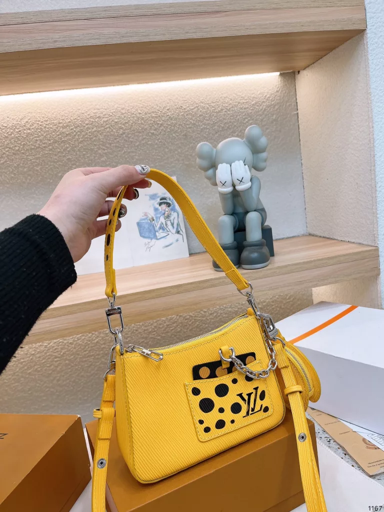 LV crossbody bag<br>(Yayoi Kusama series)<br>Texture bursting beauty<br>The upper body is really too much texture!<br>Daily shopping is not too sunny