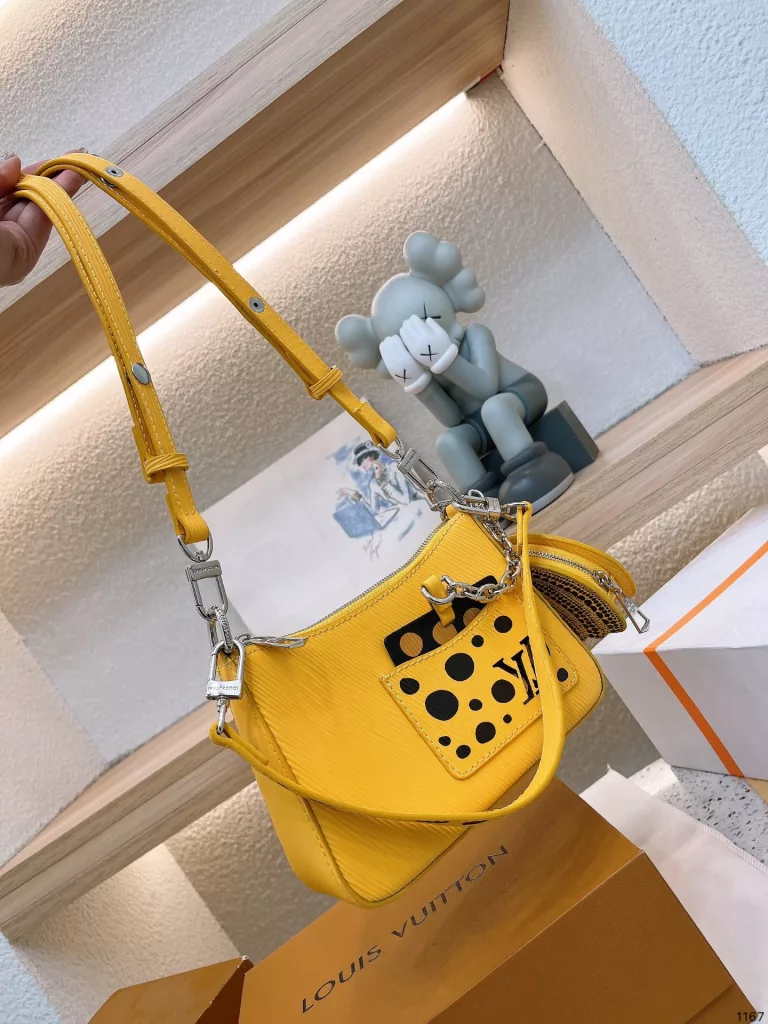 LV crossbody bag<br>(Yayoi Kusama series)<br>Texture bursting beauty<br>The upper body is really too much texture!<br>Daily shopping is not too sunny